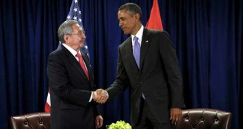 Le président des Etats-Unis Barack Obama et son homologue cubain Raul Castro se serrent la main lors d'une rencontre bilatérale en marge de l'assemblée générale des Nations Unies, à New York, le 29 septembre 2015.