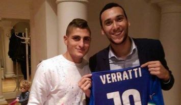 Thomas Empeigne, qui a apporté un cadeau à Verratti (à g.), s’est vu lui-même offrir un maillot de la Squadra par l’Italien.