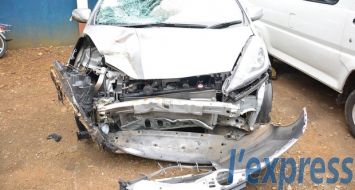 La voiture qui a heurté Pritham Nunkoo, 39 ans, est aussi entrée en collision avec un minibus. © NASURUDIN KERAMUTH