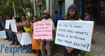 Plus d’une vingtaine d’ex-employés des Salines de Rivière-Noire et de Tamarin ont manifesté à Port-Louis, lundi 5 octobre.