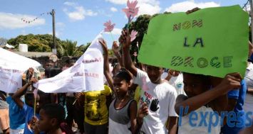 Adultes, adolescents et enfants s’étaient déplacés pour dire non à la drogue, ce dimanche 11 octobre, à Bambous.
