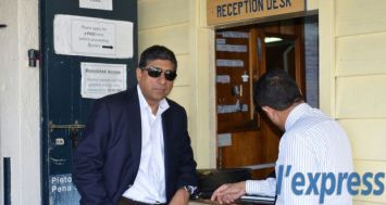 Le directeur de Betamax, Vikram Bhunjun à son arrivée aux Casernes en compagnie de son avocat, Me Rishi Pursun, lundi 12 octobre.