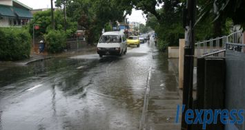 Une route de Triolet, inondée en janvier 2008, en raison de drains obstrués et non-entretenus.
