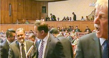 Capture d’écran lors du JT de la MBC. Les députés de l’opposition quittant l’hémicycle au milieu d’un brouhaha.