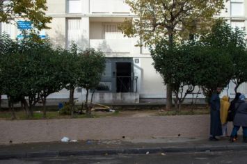 L'entrée de l'immeuble dans lequel trois jeunes se trouvaient lorsqu'ils ont été abattus lors d'une fusillade le 25 octobre 2015 dans la cité des Lauriers à Marseille.