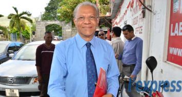Navin Ramgoolam à sa sortie du bureau politique des rouges, le jeudi 29 octobre.