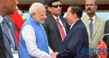 Narendra Modi, en compagnie de sir Anerood Jugnauth, lors de sa visite à Maurice le 12 mars dernier. Le PM indien avait promis que son pays ne nuirait pas au secteur offshore local.