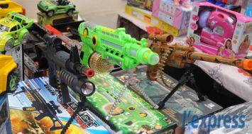 De nombreux jouets prohibés, tels que les fusils à projectiles, se retrouvent sur le marché même s’ils sont interdits.
