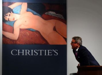 Le commissaire priseur Jussi Pylkkanen mène les enchères pour le tableau de Modigliani 