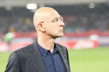 Davide Ballardini, alors entraîneur de Genoa, regarde le match de Serie A contre Naples, le 30 avril 2011 à Naples.