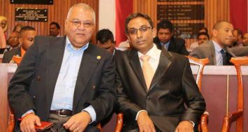  Mahen Jhugroo en compagnie du nouveau conseiller de Port-Louis, Muhammed Javed Codabux (à dr.).