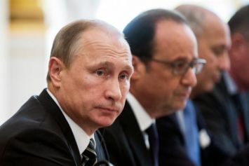 AFP/EPA/AFP/Archives - Le président russe Vladimir Poutine (G) et le président français François Hollande à l'Elysée à Paris le 2 octobre 2015