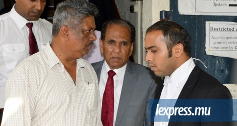 Anil Bachoo quittant les Casernes centrales hier après son arrestation dans le cadre de l’enquête sur les contrats alloués par la NDU. 