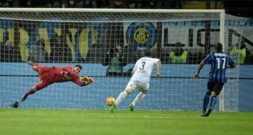 L'attaquant de l'Inter Milan Jonathan Biabiany bat de près Nicola Leali, le portier de Frosinone à San Siro, le 22 novembre 2015.