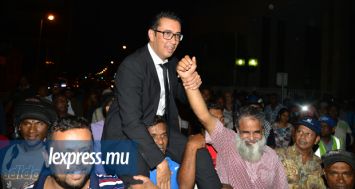 Le député Shakeel Mohamed porté en héros par ses partisans à sa sortie de cour.