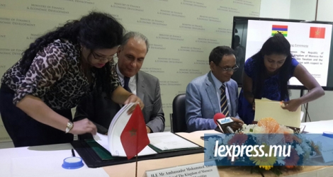 Vishnu Lutchmeenaraidoo et l’ambassadeur du Maroc Mohammed Amar ont procédé à la signature d’accords de non-double imposition entre les deux pays, ce mercredi 25 novembre, à Port-Louis.