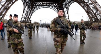 Au total, 120 000 policiers, gendarmes et militaires ont été déployés sur l’ensemble du territoire français.