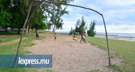 Un mini-terrain de foot a été aménagé par les enfants eux-mêmes. Les poteaux sont des branches.