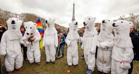 Des «ours polaires» se sont réunis samedi 12 décembre à Paris pour réclamer des mesures fermes contre le réchauffement.