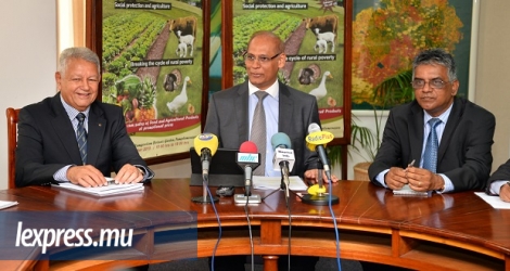 Selon le ministre Seeruttun (au centre), le secteur sucrier a toujours son rôle à jouer dans sur le plan social, environnemental et économique.