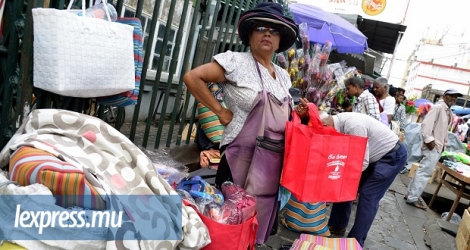 Basanti ou «Madame Sapo» est parmi les plus anciens marchands ambulants de la rue Farquhar. Si Port-Louis est leur eldorado, décembre est leur «jackpot».