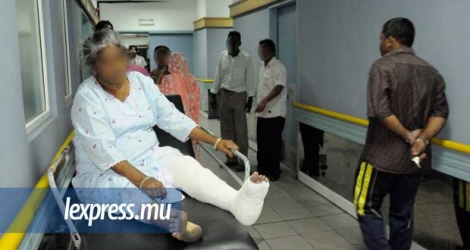 (Photo d’archives) Une passagère blessée, le 13 avril 2011, à l’hôpital, après l’accident d’autobus. flouter le visage svp