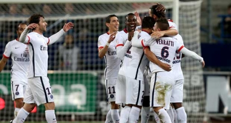 Zlatan Ibrahimovic auteur d'un but supersonique contre Caen, congratulé par ses coéquipiers, le 19 décembre 2015 au stade Michel d'Ornano.