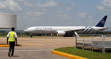Le Boeing 777 d'Air France, avec à son bord 459 passagers et 14 membres d'équipage, a atterri en urgence à Mombasa, au Kenya, dimanche 20 décembre.