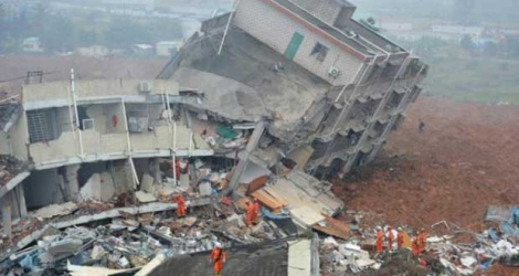 Les secours au milieu des ruines d'un immeuble effondré en raison de d'un glissement de terrain le 20 décembre 2015 à Shenzen. [Photo : AFP]