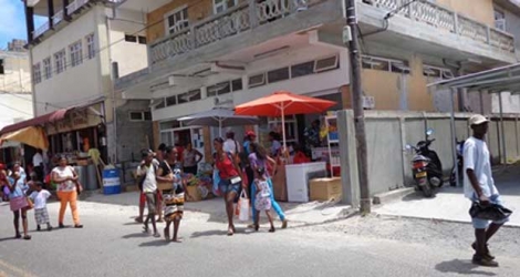 Dans les rues de la capitale rodriguaise, les clients font attention à leur porte-monnaie.