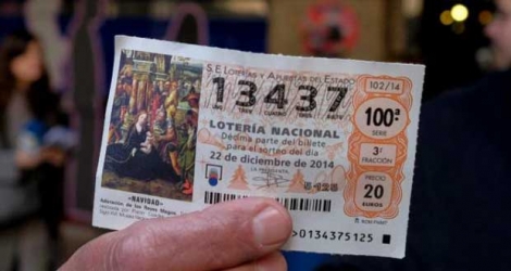 Un ticket de premier prix de la loterie de Noël espagnole à Madrid, le 22 décembre 2014.