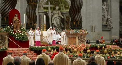Le pape François célèbre la messe à la veille de Noël en la basilique St Pierre, le 24 décembre 2015 au Vatican.