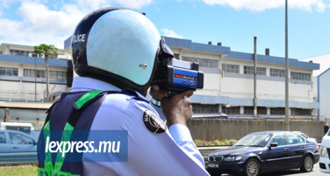(Photo d’illustration) Un policier contrôlant la vitesse des automobilistes avec un radar.