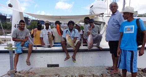 Les pêcheurs seychellois et rodriguais montrent leur prise après leur sortie du 30 décembre.