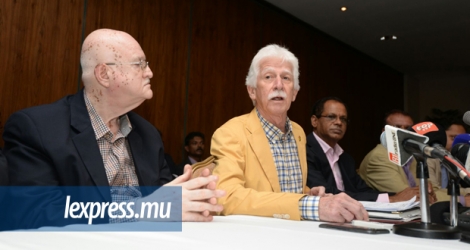Paul Bérenger, en compagnie d'autres membres du MMM, lors d'un point de presse le samedi 9 janvier.