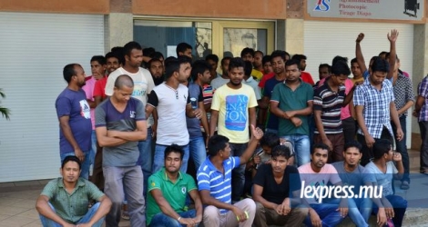 Des travailleurs Bangladais se sont rassemblés devant la Victoria House, jeudi 14 janvier.