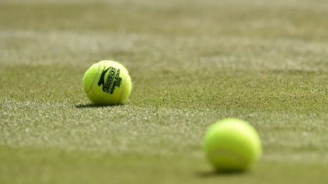 Des balles de tennis sur le court de Wimbledon, le 6 juillet 2015 afp.com/GLYN KIRK