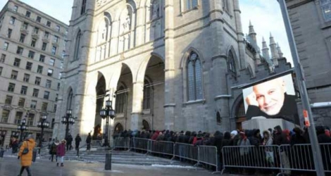 Un public nombreux rend hommage le 21 janvier 2016 à René Angélil, imprésario et mari de Céline Dion, à la basilique de Montréal, à la veille des obsèques.