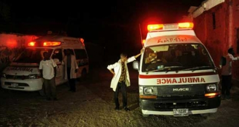 Des ambulances sur les lieux d'une explosion provoquée par une voiture piégée devant un restaurant, le 21 janvier 2016 sur la plage du Lido, à Mogadiscio, en Somalie.