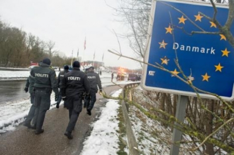 Des policiers danois le 9 janvier 2016 à Krusaa à la frontière entre le Danemark et l'Allemagne (AFP/Claus Fisker)