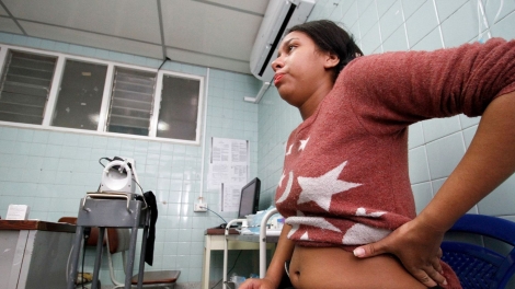 AFP/AFP - Angelica Prato, enceinte et infectée par le virus Zika virus, est examinée à l'hôpital universitaire Erasmo Meoz à Cucuta en Colombie, le 25 janvier 2016