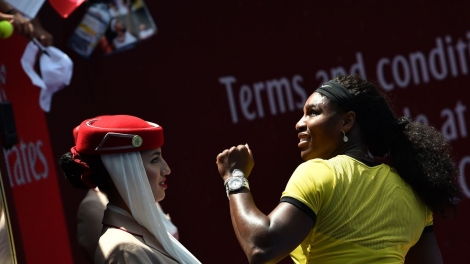 Serena Williams à l'issue du match contre Maria Sharapova le 26 janvier 2016 à Melbourne afp.com/SAEED KHAN