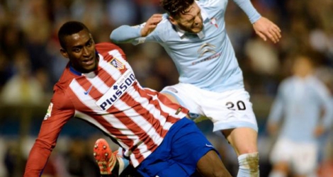 L'attaquant international colombien de l'Atletico Madrid Jackson Martinez (g) aux prises avec le défenseur du Celta Vigo Sergi Gomez, le 20 janvier 2016 à Vigo, en Espagne