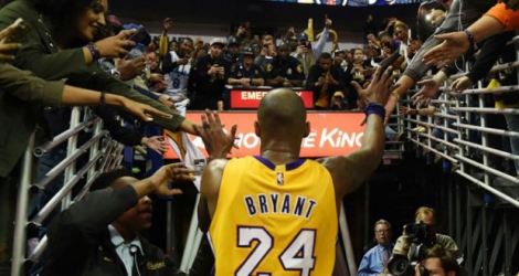 Kobe Bryant, des Lakers de Los Angeles, quitte le parquet à l'issue d'un match contre les Pélicans de la Nouvelle Orléans, au Smoothie King Center, le 4 février 2016, à la Nouvelle Orléans.