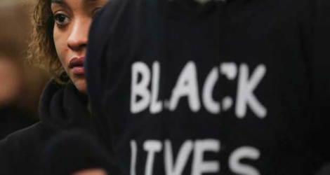 Manifestants au tribunal de Brooklyn, lors de l'inculpation d'un policier pour la mort d'un jeune noir, le 11 février 2015 à New York.