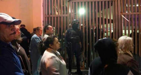 Des proches des prisonniers attendent des informations le 11 février 2016 à l'extérieur de la prison de Topo Chico, dans la ville de Monterrey, au nord-est du Mexique.