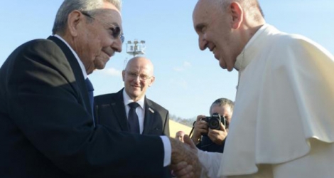 Photo fournie par l'Osservatore Romano (service de presse du Vatican), le 13 février 2016, montrant le pape François (D) serrer la main du président cubain Raul Castro à La Havane, le 12 février 2016.
