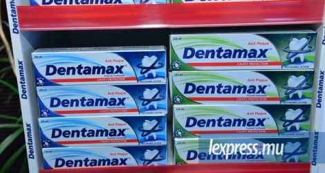 Deux variétés de dentifrices de la marque Dentamax, fabriquée avec l’expertise locale, sont disponibles sur le marché.
