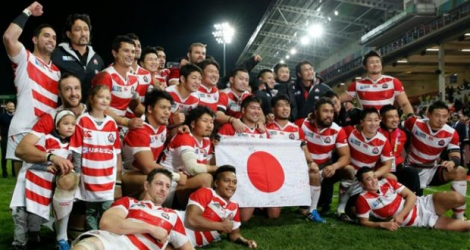 L'équipe du Japon pose à la fin du match contre les Etats-Unis au Mondial de rugby, le 11 octobre 2015 à Gloucester (Angleterre).