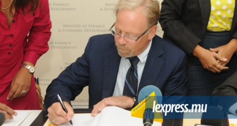 Mark Lundell, Country Director de la Banque mondiale, lors de la signature d’un accord sur le Reimbursable Advisory Services avec le ministre de l’Energie.